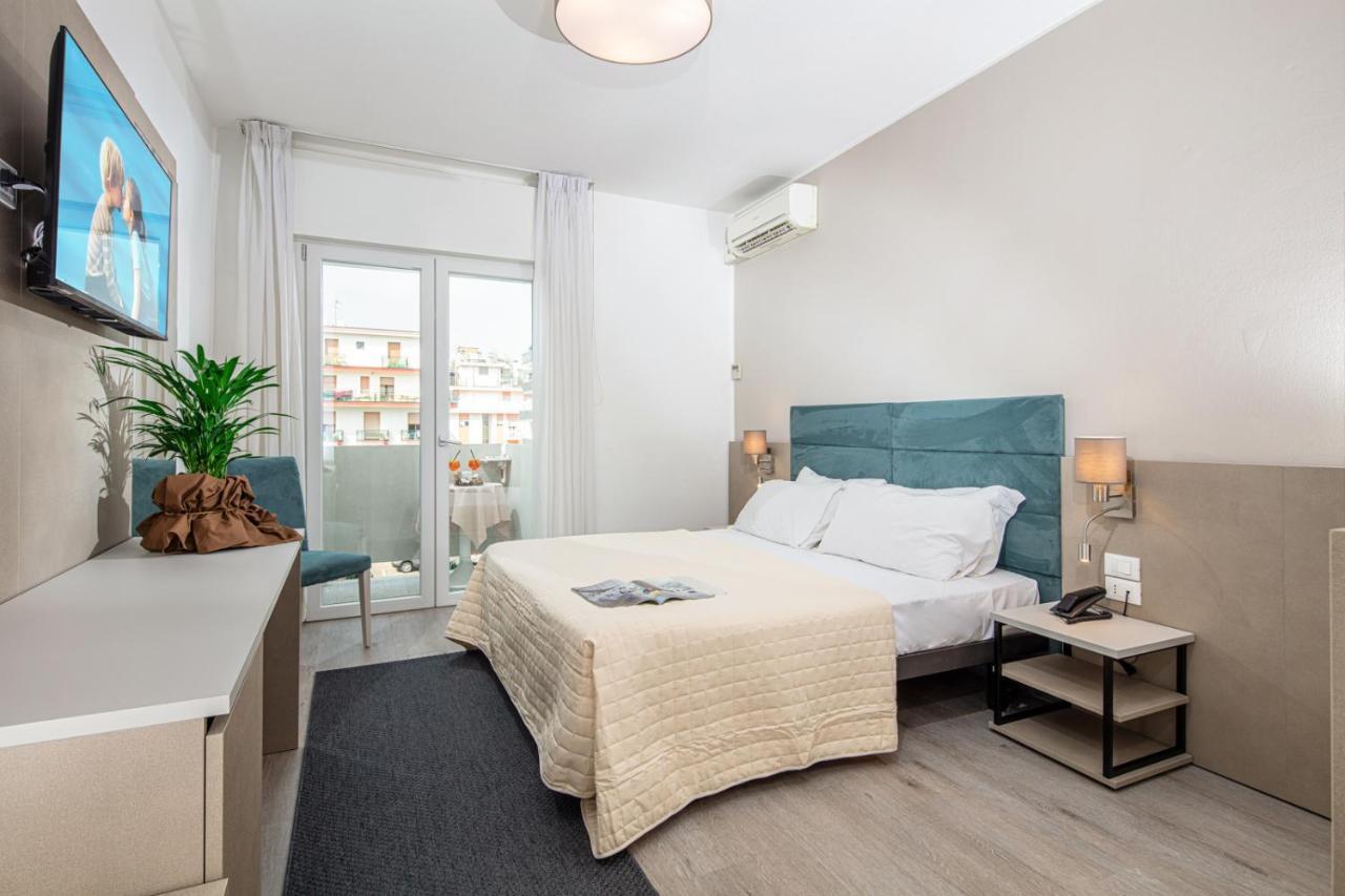 Hotel Pigalle ลิโดดิเยโซโล ภายนอก รูปภาพ