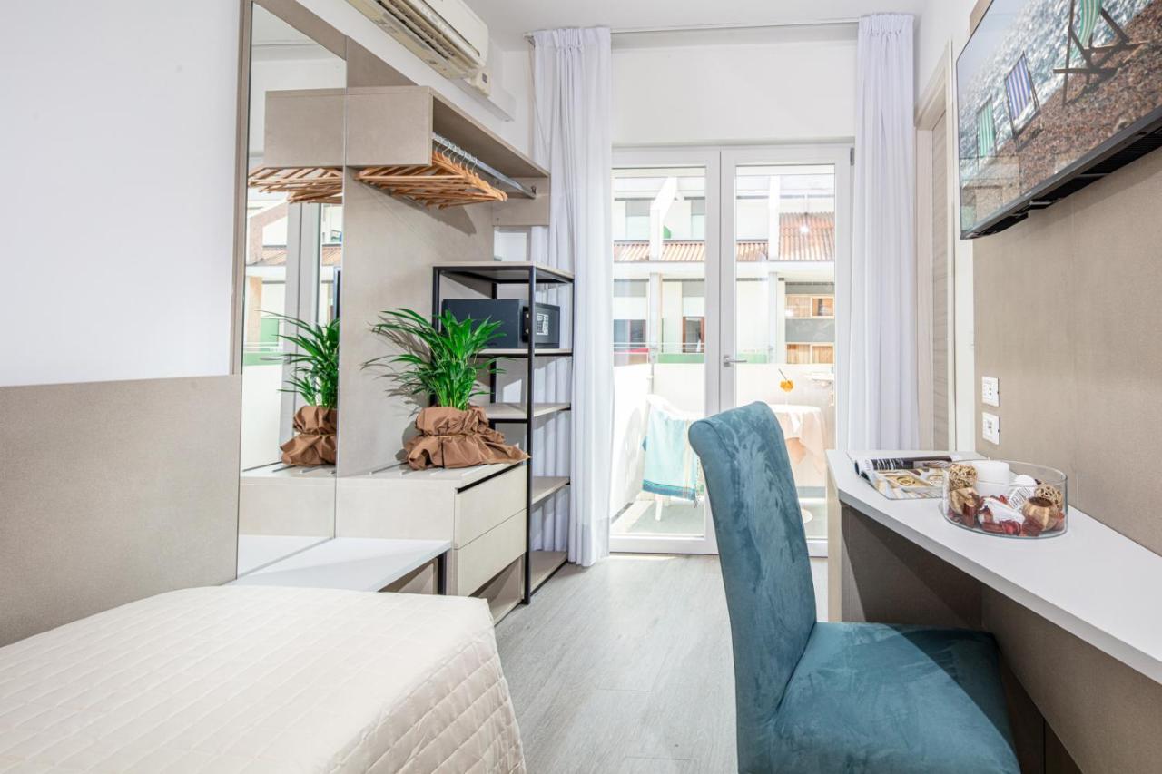 Hotel Pigalle ลิโดดิเยโซโล ภายนอก รูปภาพ