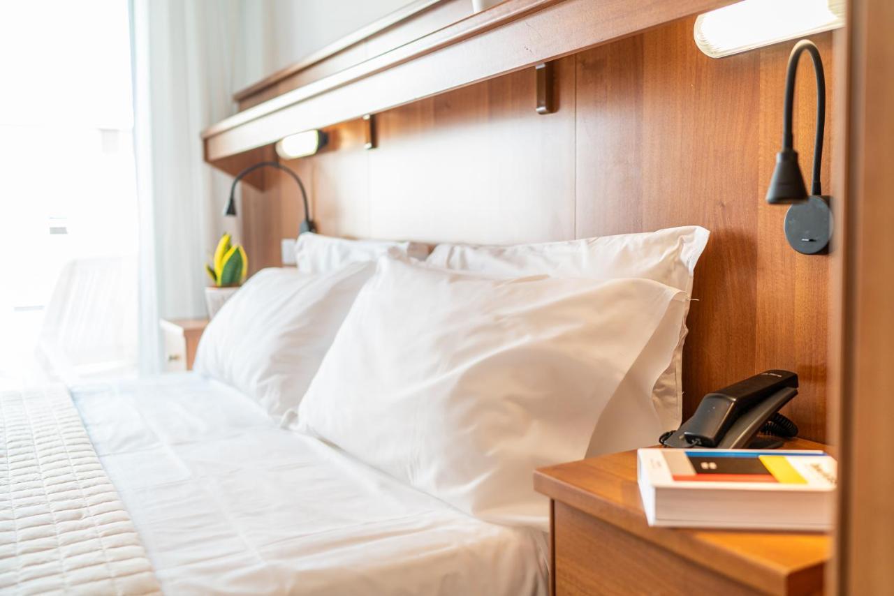 Hotel Pigalle ลิโดดิเยโซโล ภายนอก รูปภาพ