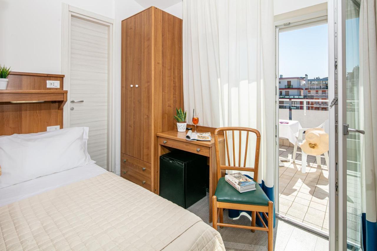 Hotel Pigalle ลิโดดิเยโซโล ภายนอก รูปภาพ