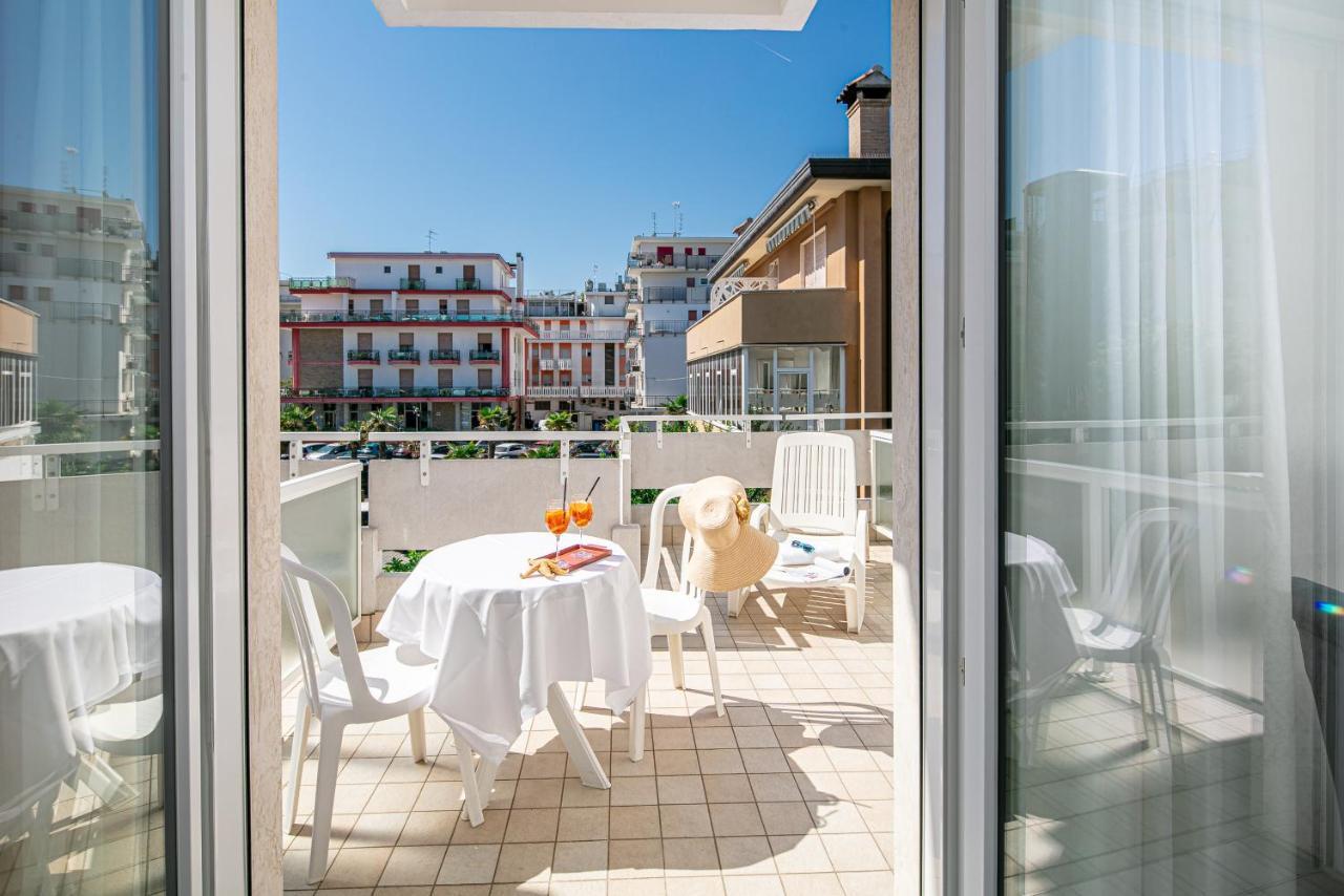 Hotel Pigalle ลิโดดิเยโซโล ภายนอก รูปภาพ