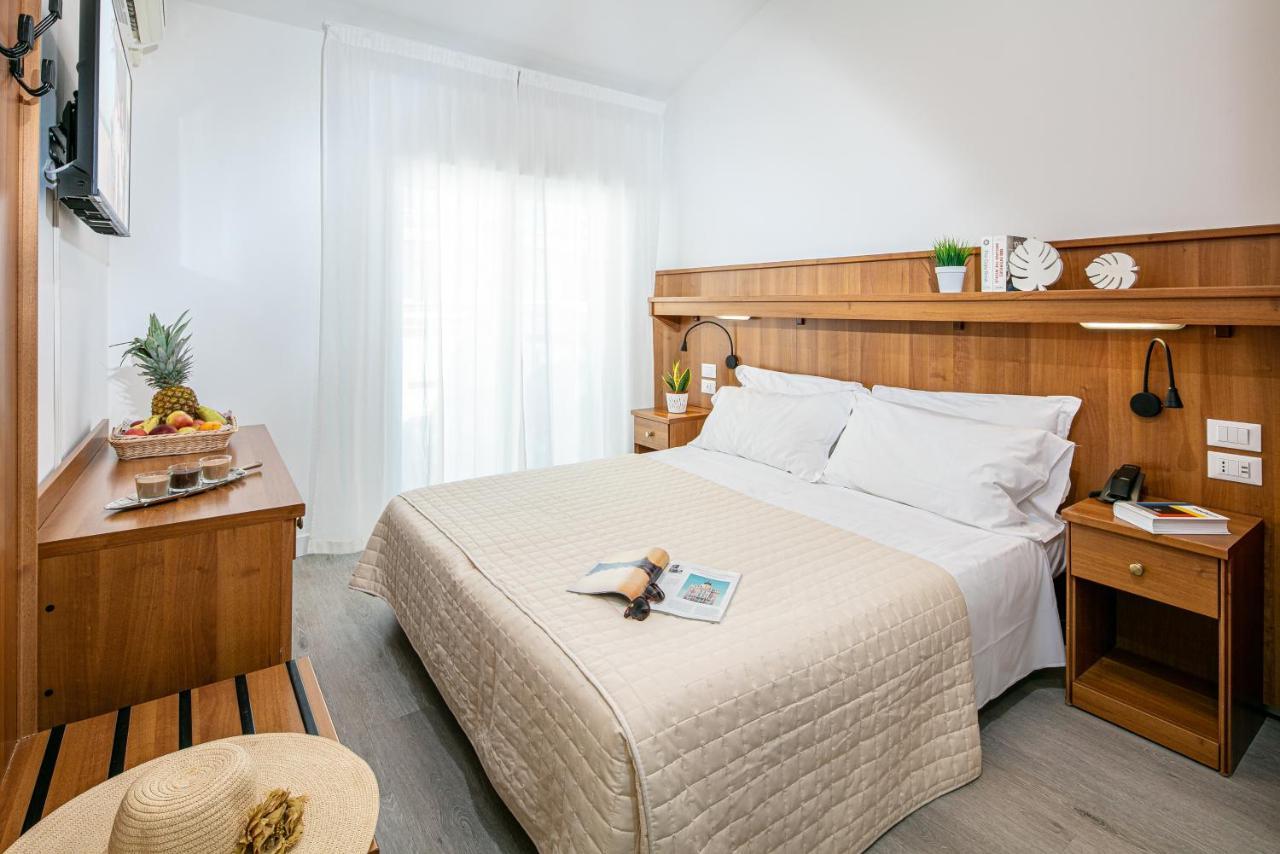 Hotel Pigalle ลิโดดิเยโซโล ภายนอก รูปภาพ