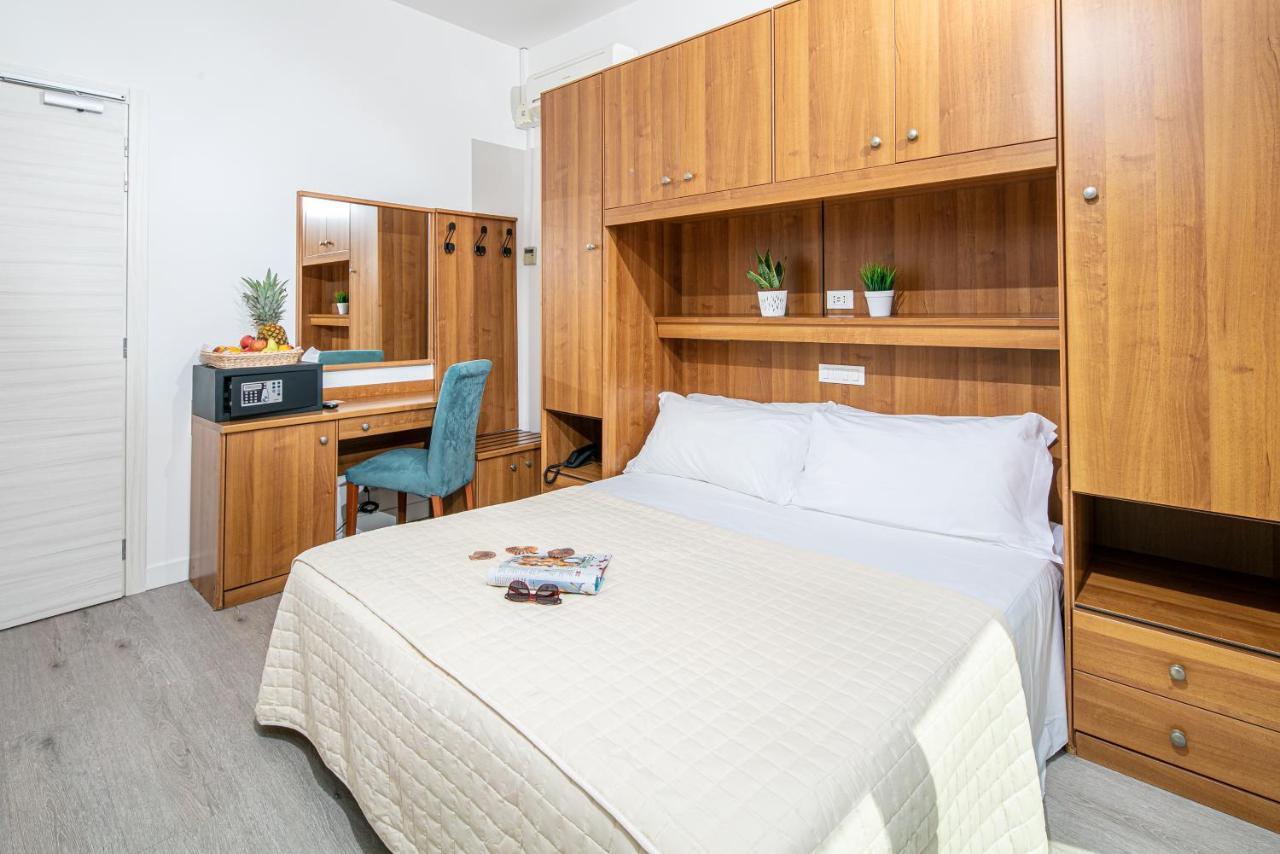 Hotel Pigalle ลิโดดิเยโซโล ภายนอก รูปภาพ