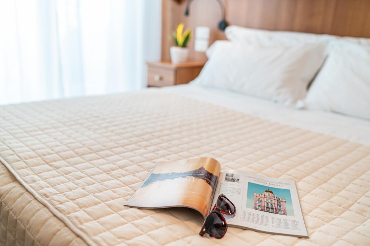 Hotel Pigalle ลิโดดิเยโซโล ภายนอก รูปภาพ
