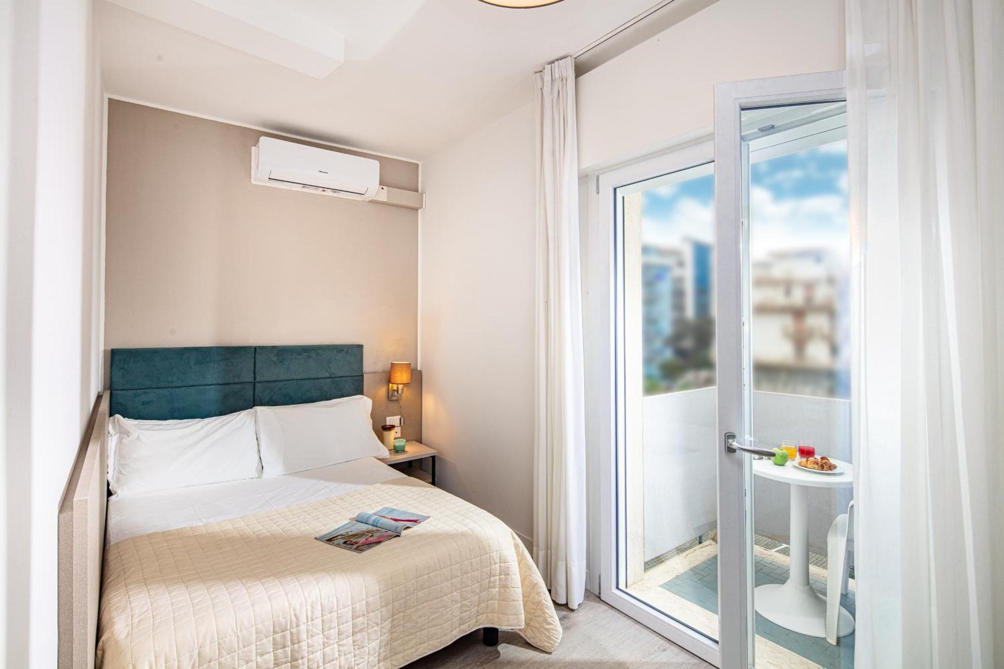 Hotel Pigalle ลิโดดิเยโซโล ภายนอก รูปภาพ