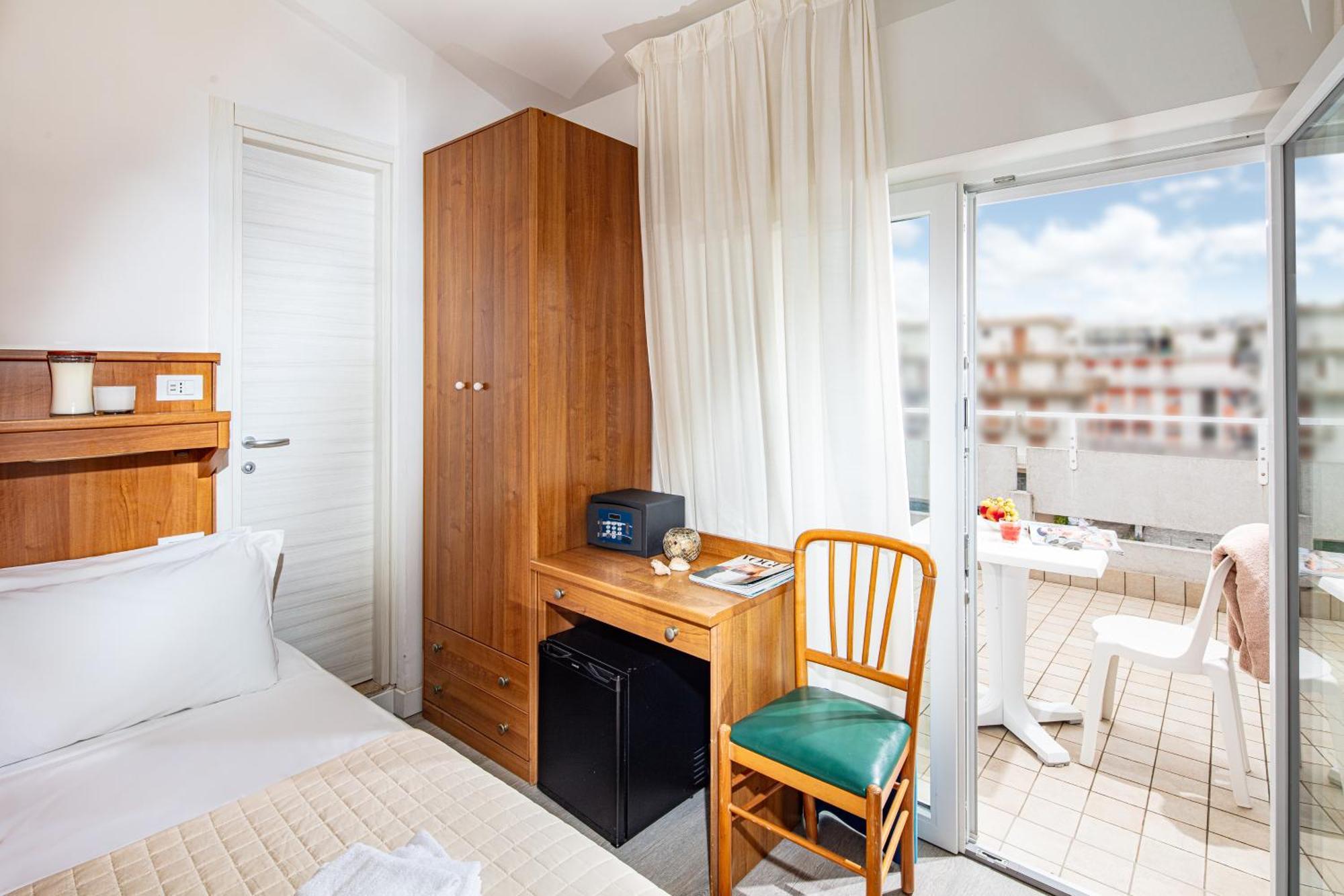 Hotel Pigalle ลิโดดิเยโซโล ภายนอก รูปภาพ