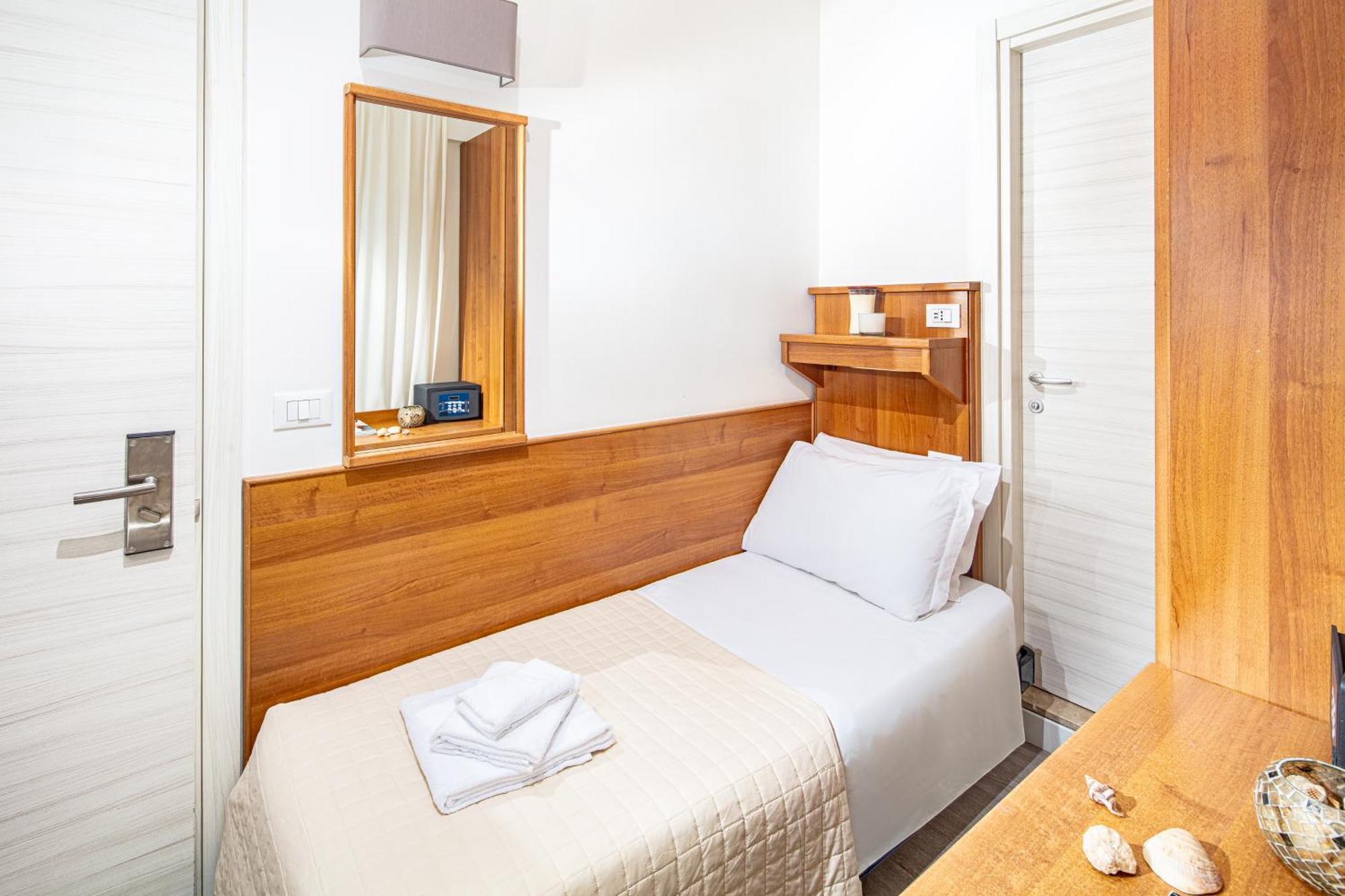 Hotel Pigalle ลิโดดิเยโซโล ภายนอก รูปภาพ