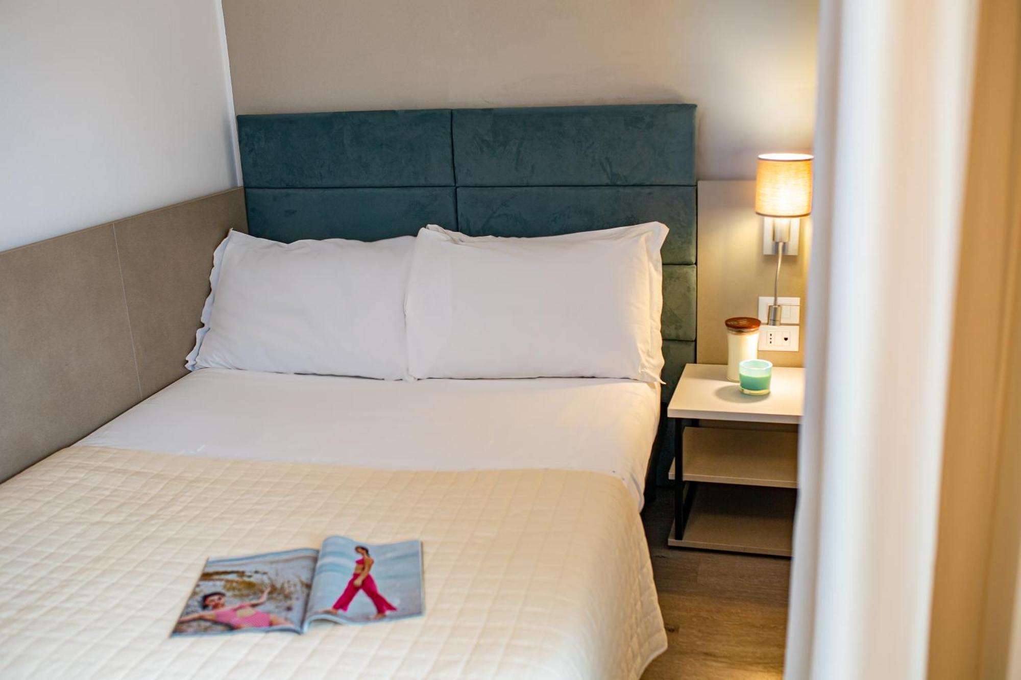 Hotel Pigalle ลิโดดิเยโซโล ภายนอก รูปภาพ