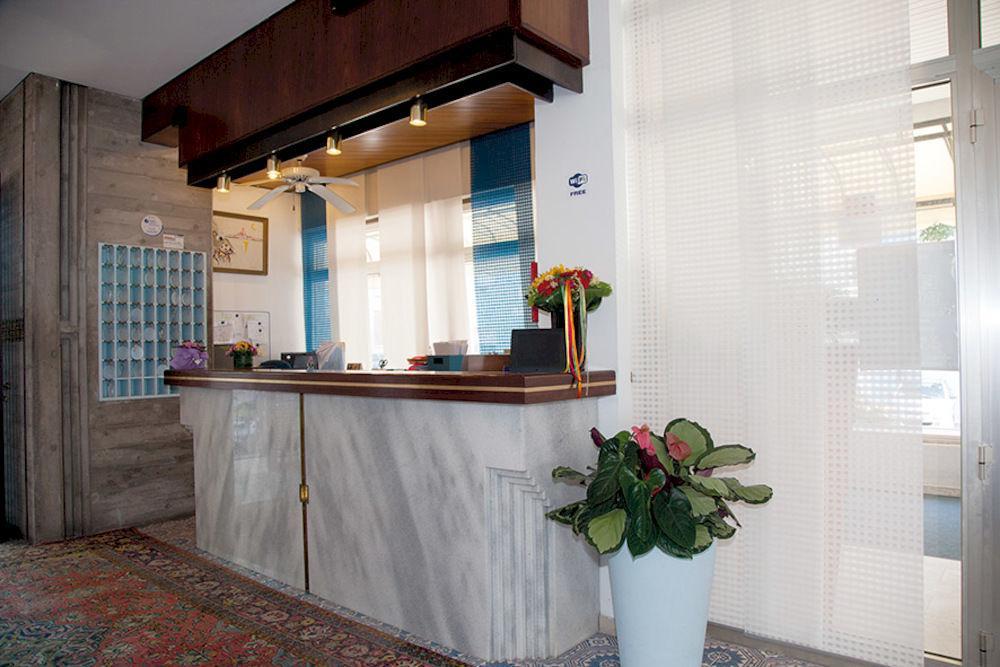 Hotel Pigalle ลิโดดิเยโซโล ภายนอก รูปภาพ