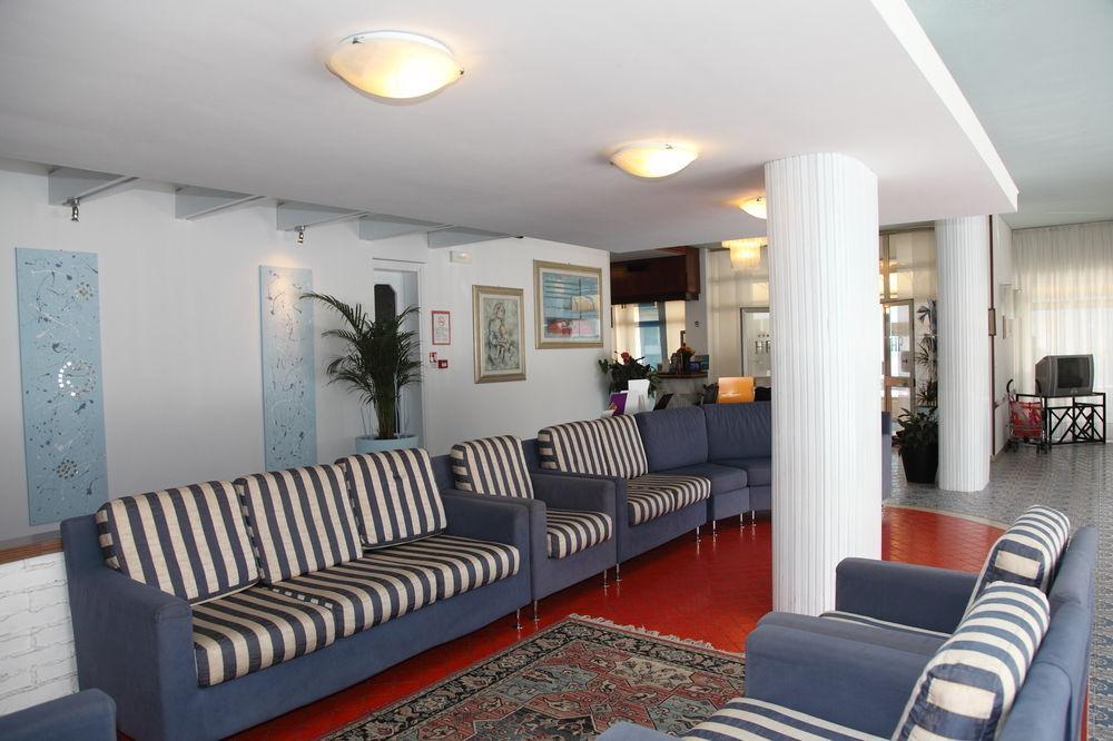 Hotel Pigalle ลิโดดิเยโซโล ภายนอก รูปภาพ