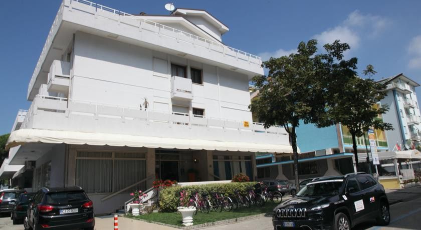 Hotel Pigalle ลิโดดิเยโซโล ภายนอก รูปภาพ