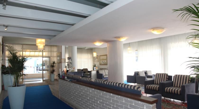 Hotel Pigalle ลิโดดิเยโซโล ภายนอก รูปภาพ