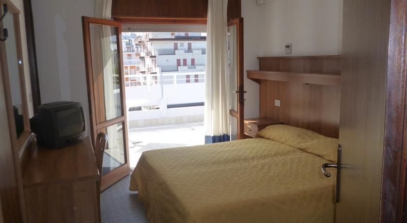 Hotel Pigalle ลิโดดิเยโซโล ภายนอก รูปภาพ
