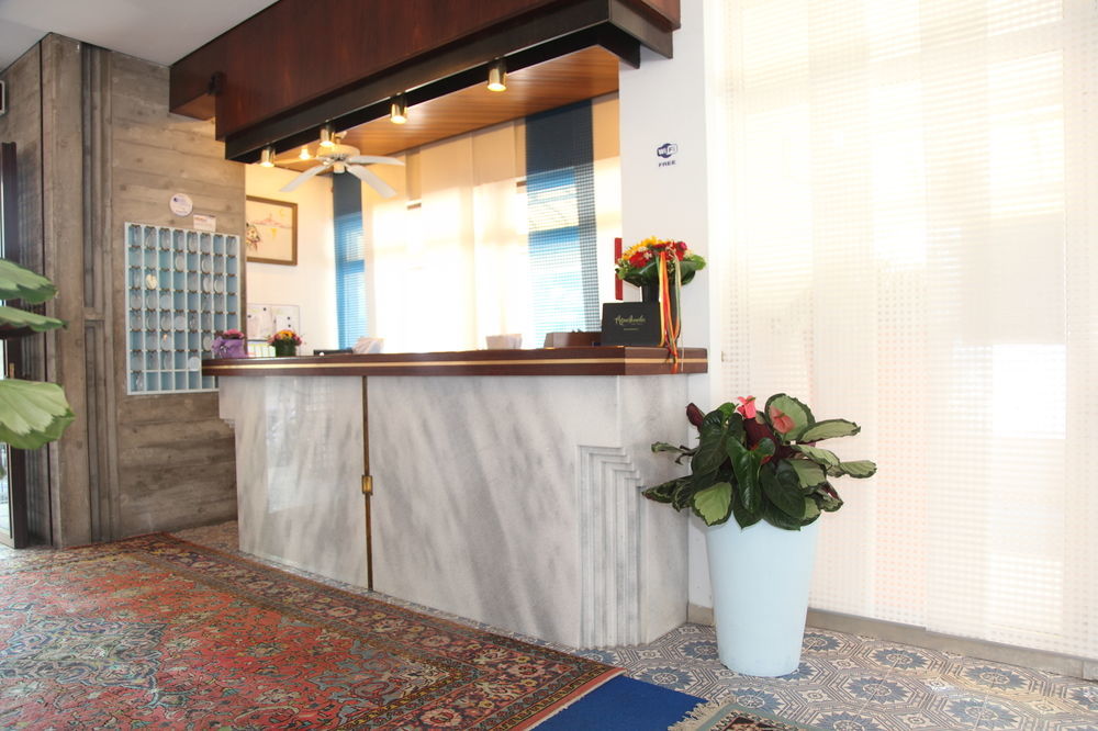 Hotel Pigalle ลิโดดิเยโซโล ภายนอก รูปภาพ