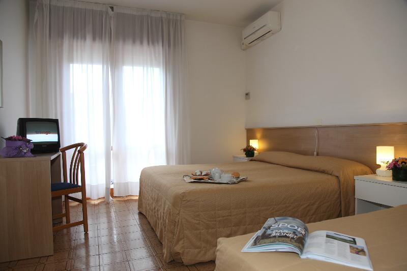 Hotel Pigalle ลิโดดิเยโซโล ภายนอก รูปภาพ