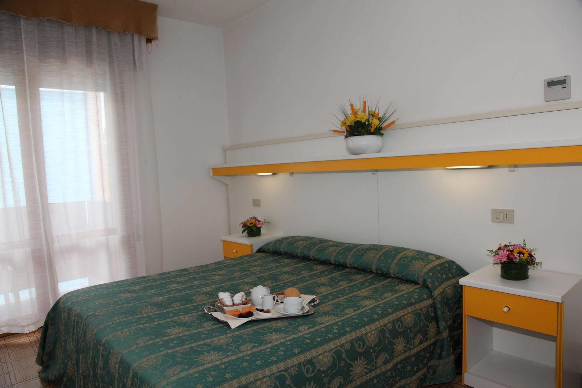 Hotel Pigalle ลิโดดิเยโซโล ภายนอก รูปภาพ