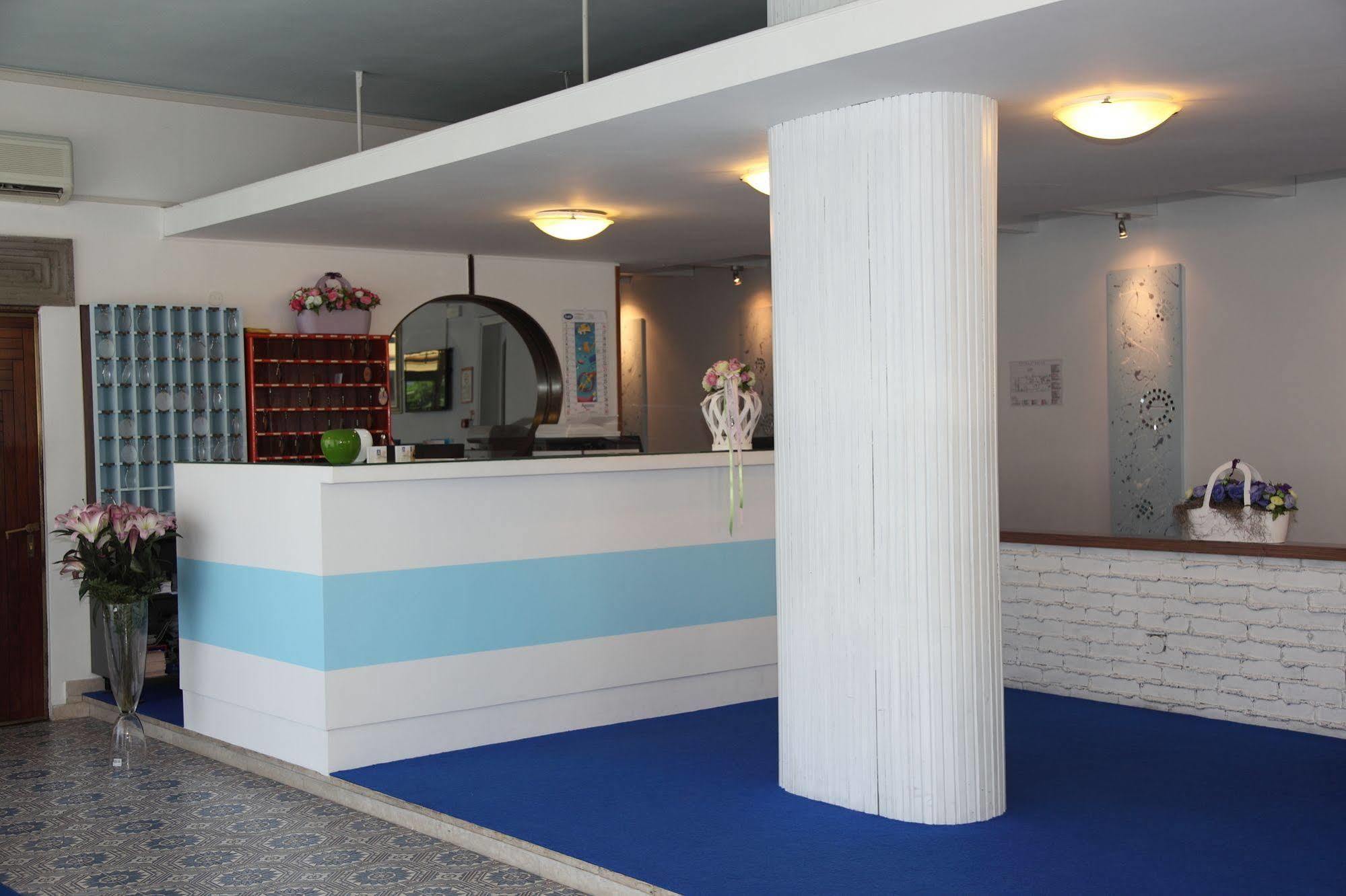 Hotel Pigalle ลิโดดิเยโซโล ภายนอก รูปภาพ