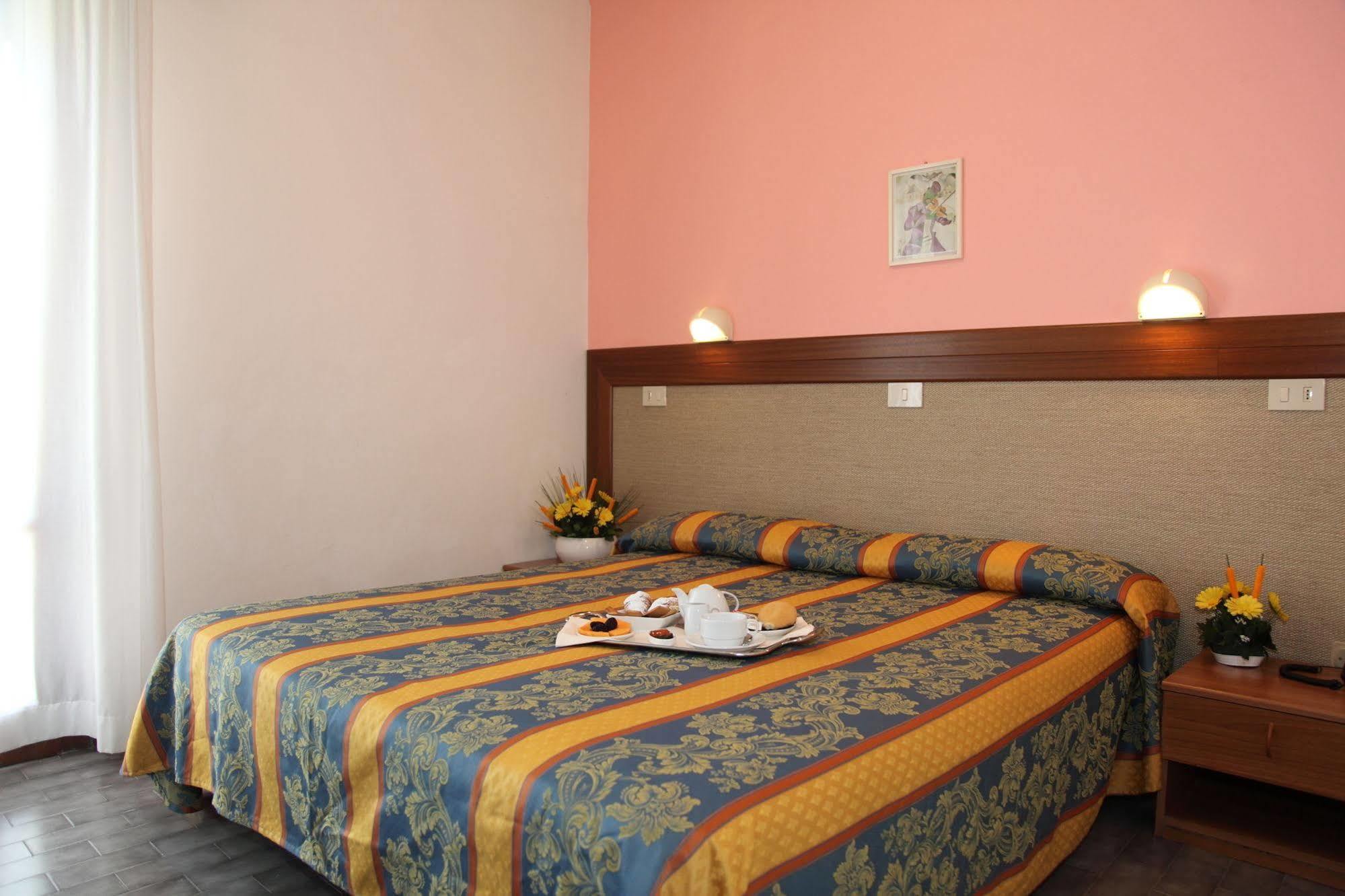 Hotel Pigalle ลิโดดิเยโซโล ภายนอก รูปภาพ