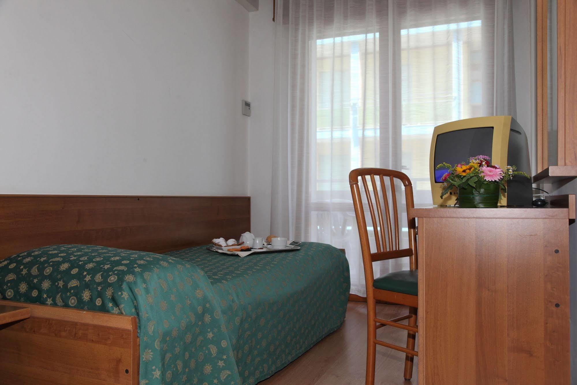 Hotel Pigalle ลิโดดิเยโซโล ภายนอก รูปภาพ
