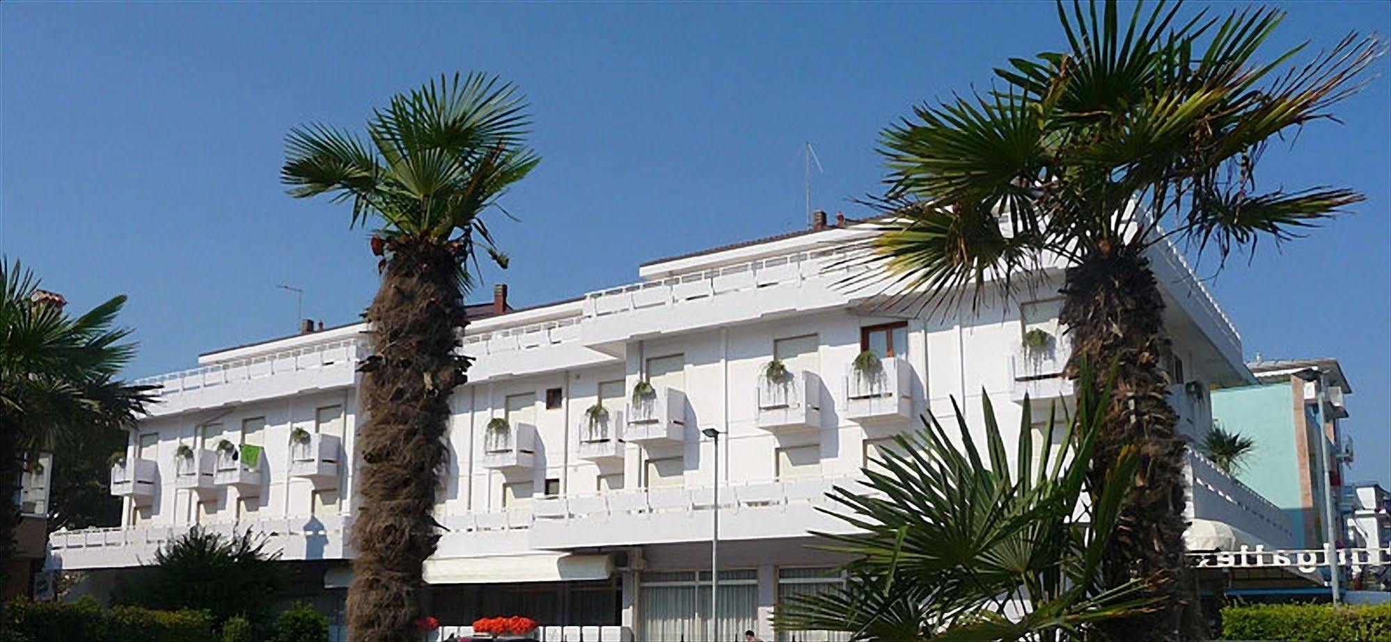 Hotel Pigalle ลิโดดิเยโซโล ภายนอก รูปภาพ